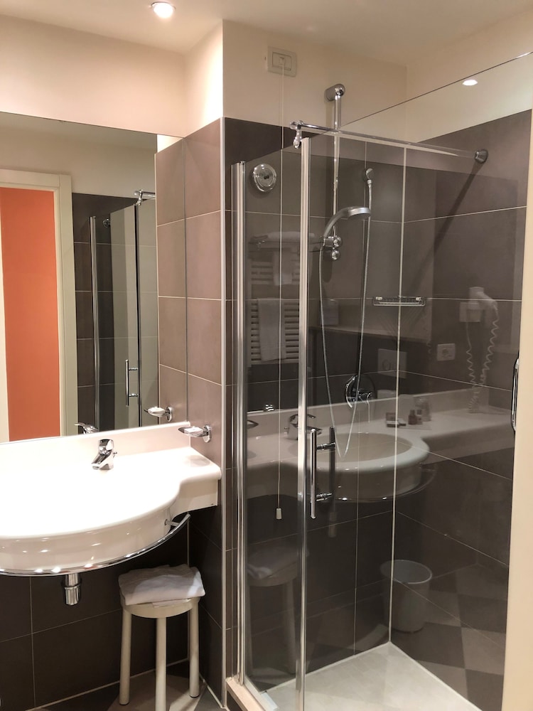Savoia Hotel Regency 33/36