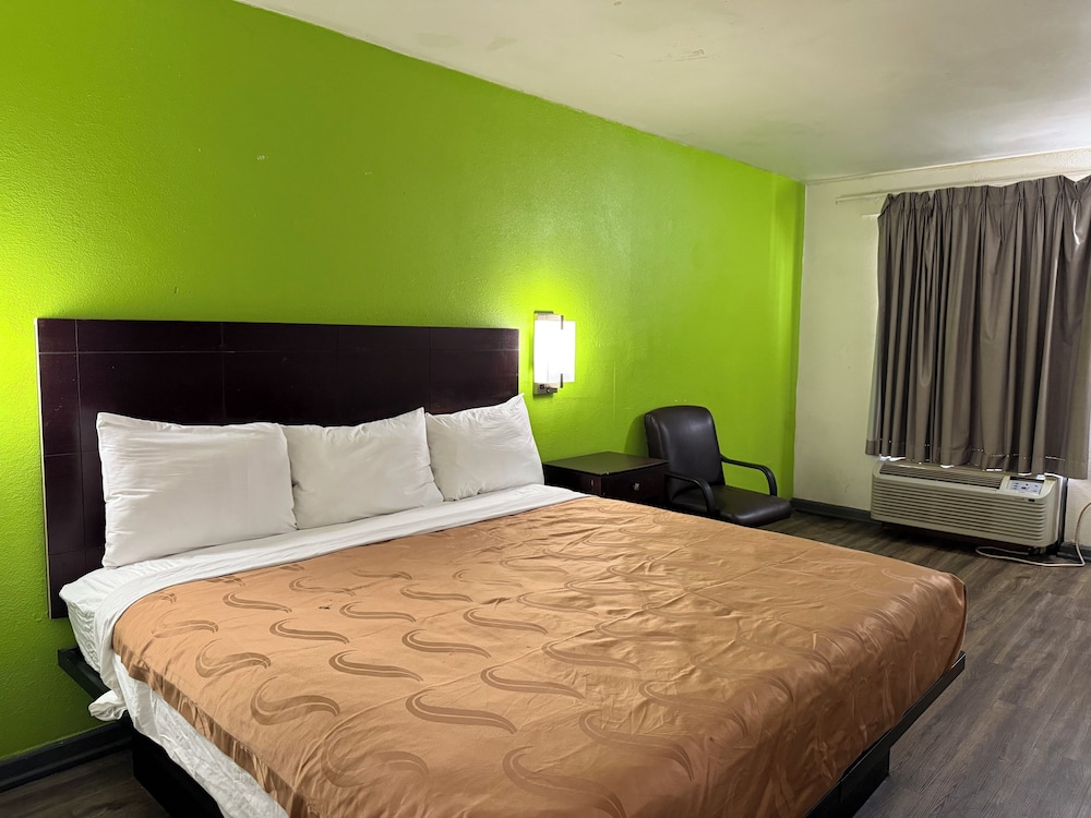 STANDARD, KING BED, JETTED TUB