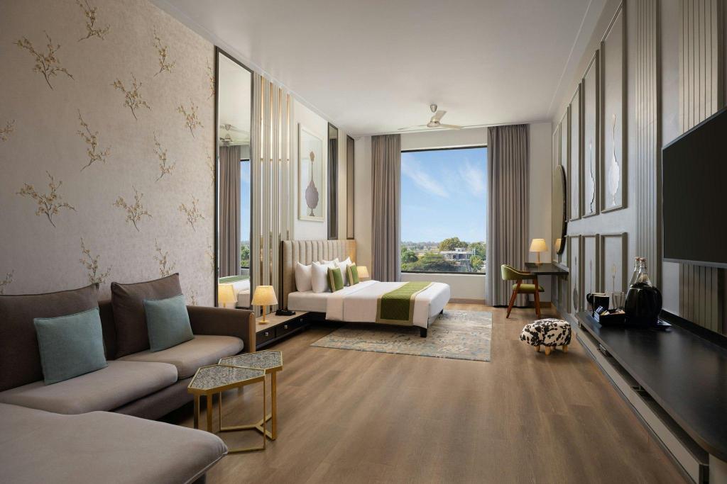 Green, Guest Room, King Bed, Garden View