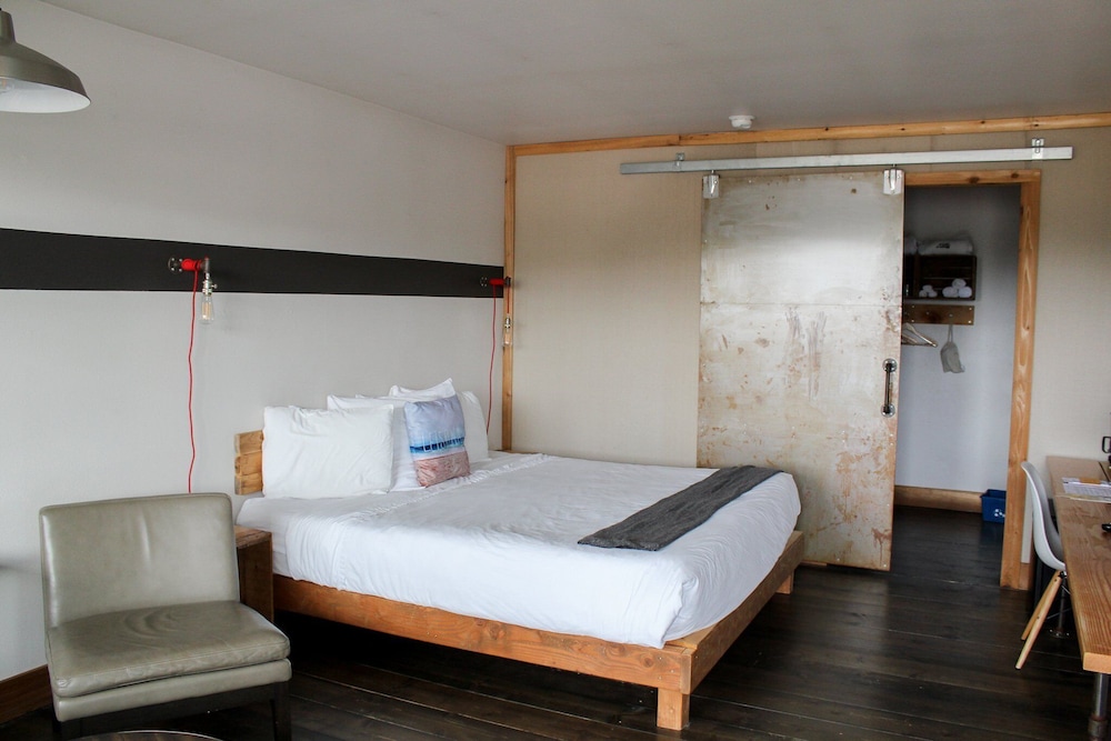 Ashore Hotel 12/50