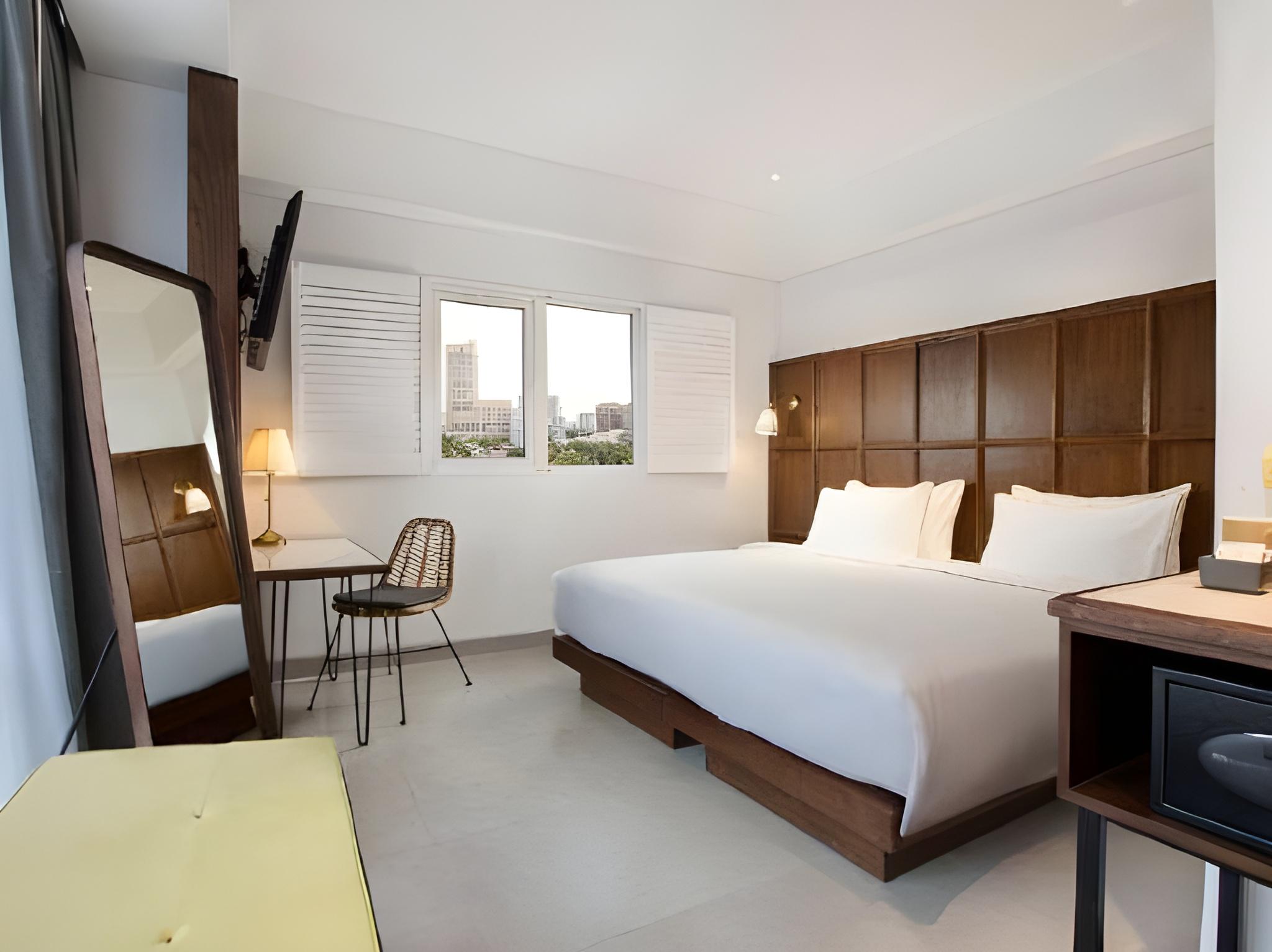 Hollywood, Champ, Queen Bed, Park View