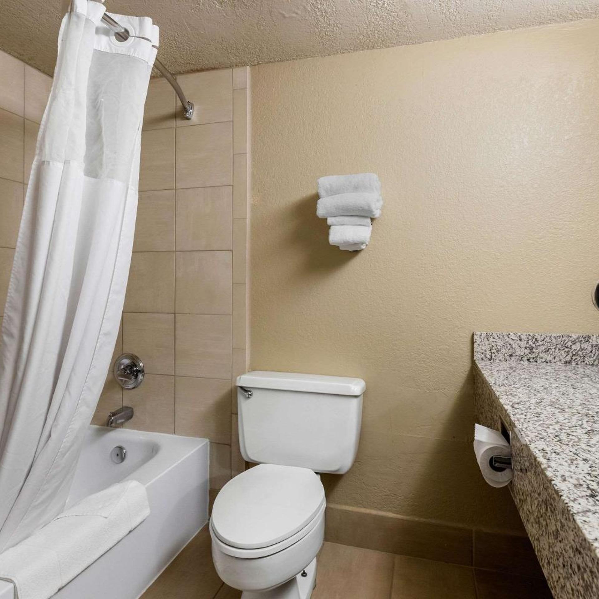 غرفة بسرير كينج وسرير كوين، Quality Inn & Suites Des Moines - Merle Hay Road 3/4