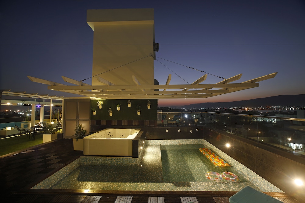 Hotel Ln Courtyard 4/45
