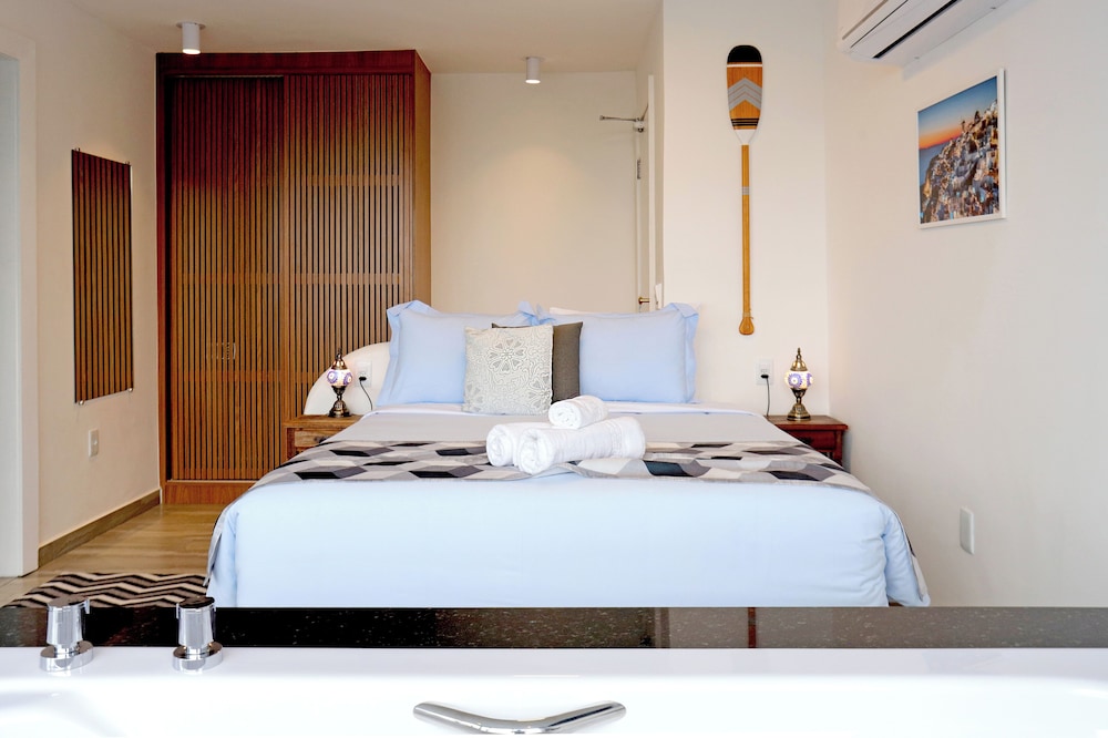 SUPERIOR, APARTMENT, QUEEN BED, SEA VIEW, BATHTUB