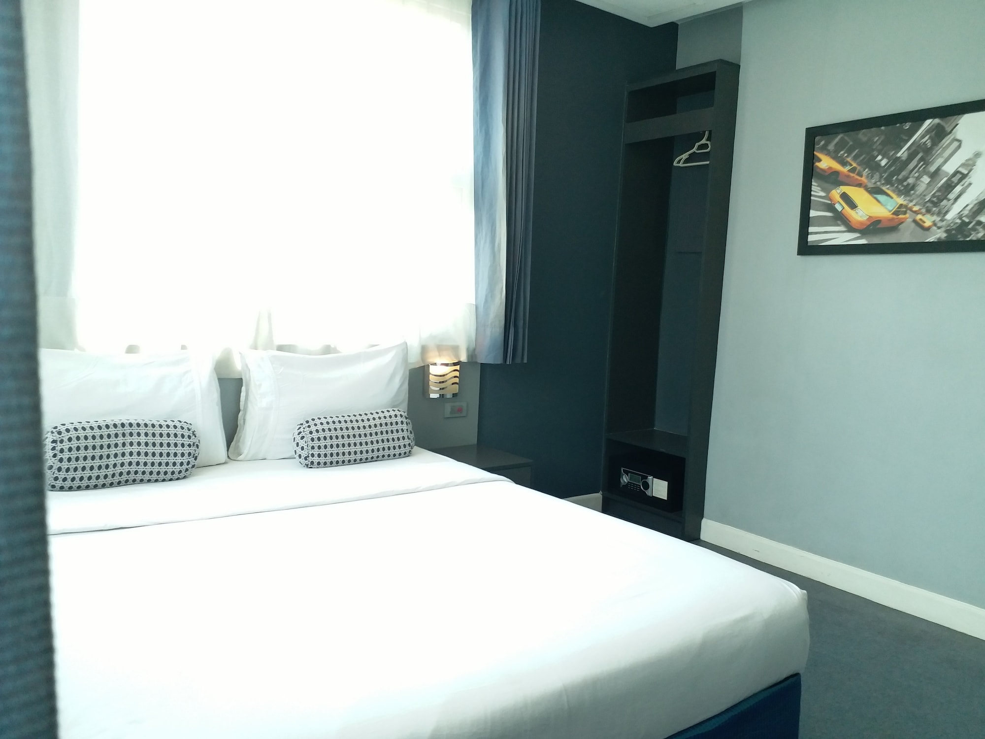 Deluxe, Queen Bed, Leez Inn Malate 2/9