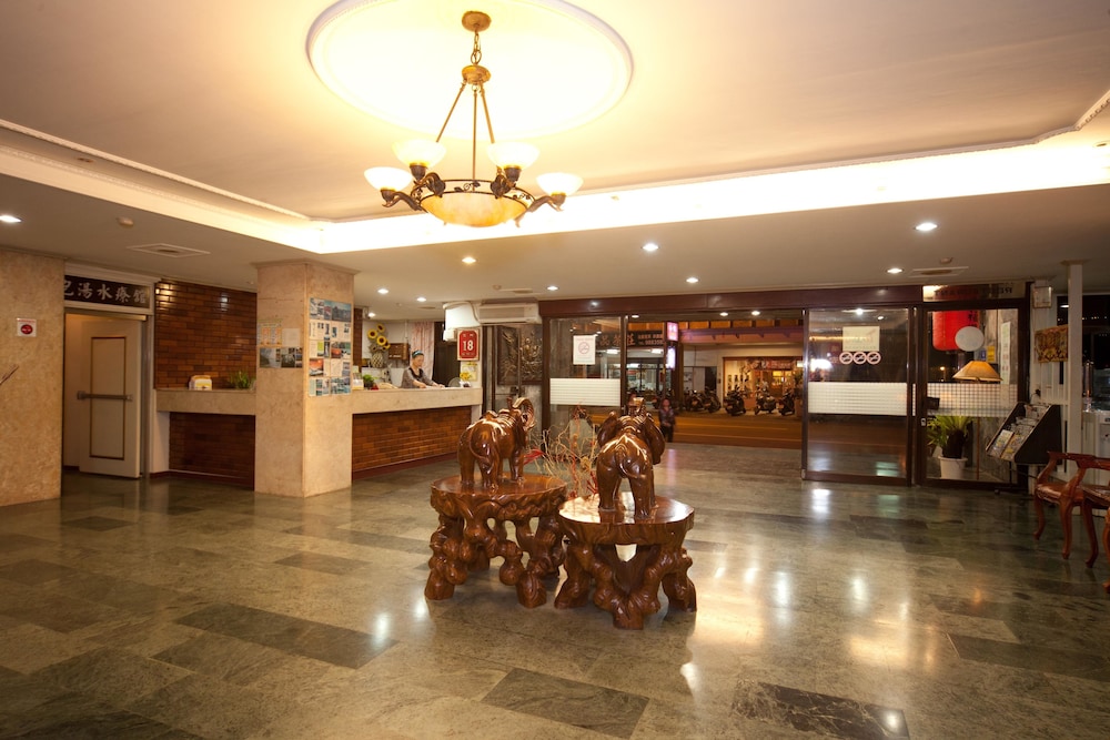 Champagne Hotel 32/36