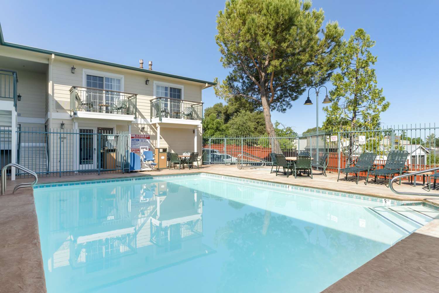 Best Western Cedar Inn & Suites 24/36