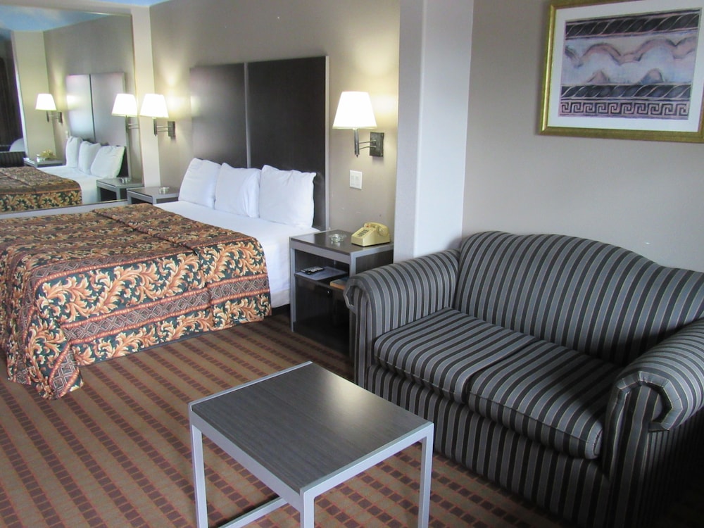 Camelot Inn &amp; Suites Highway 290/NW Freeway 26/36