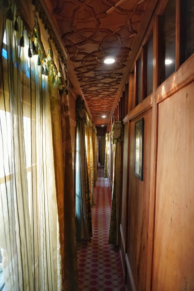 Swan Group Of Houseboats 21/50