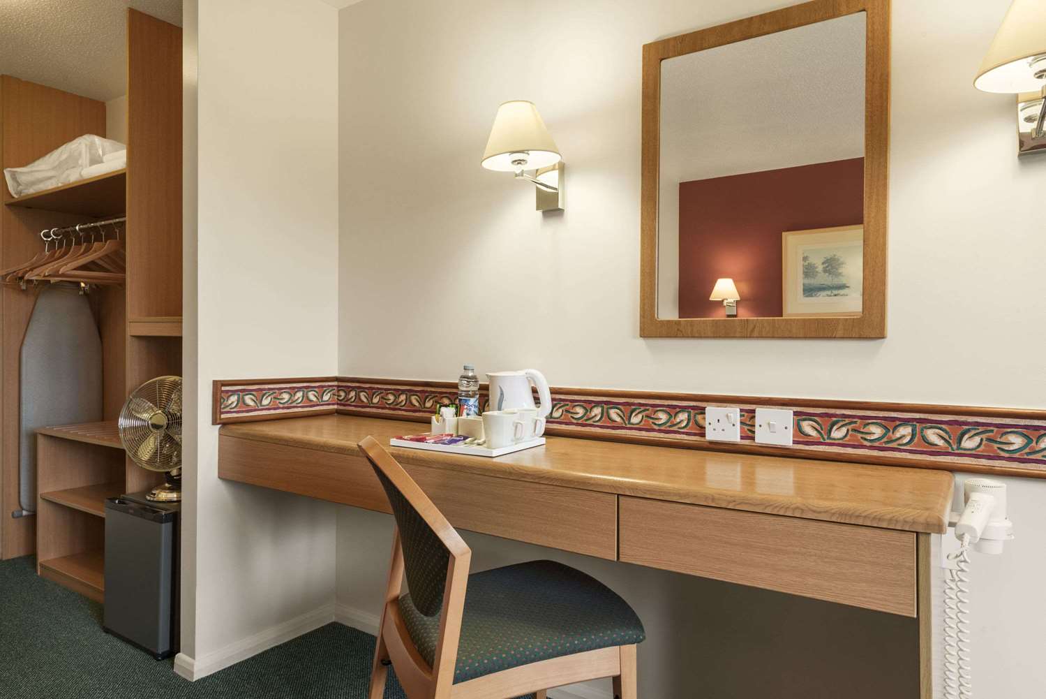 Days Inn Michaelwood M5 6/12