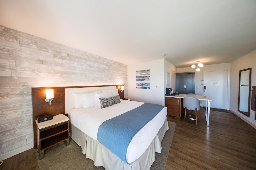 SeaCrest Oceanfront Hotel 23/70