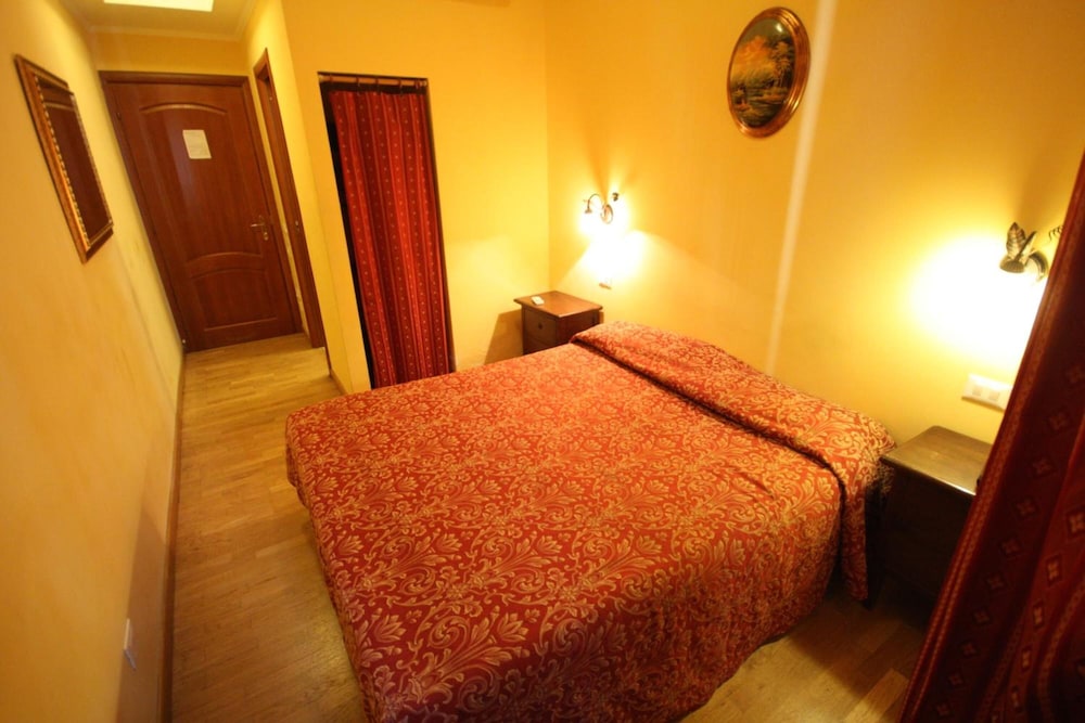 Hotel Cherubini 6/23