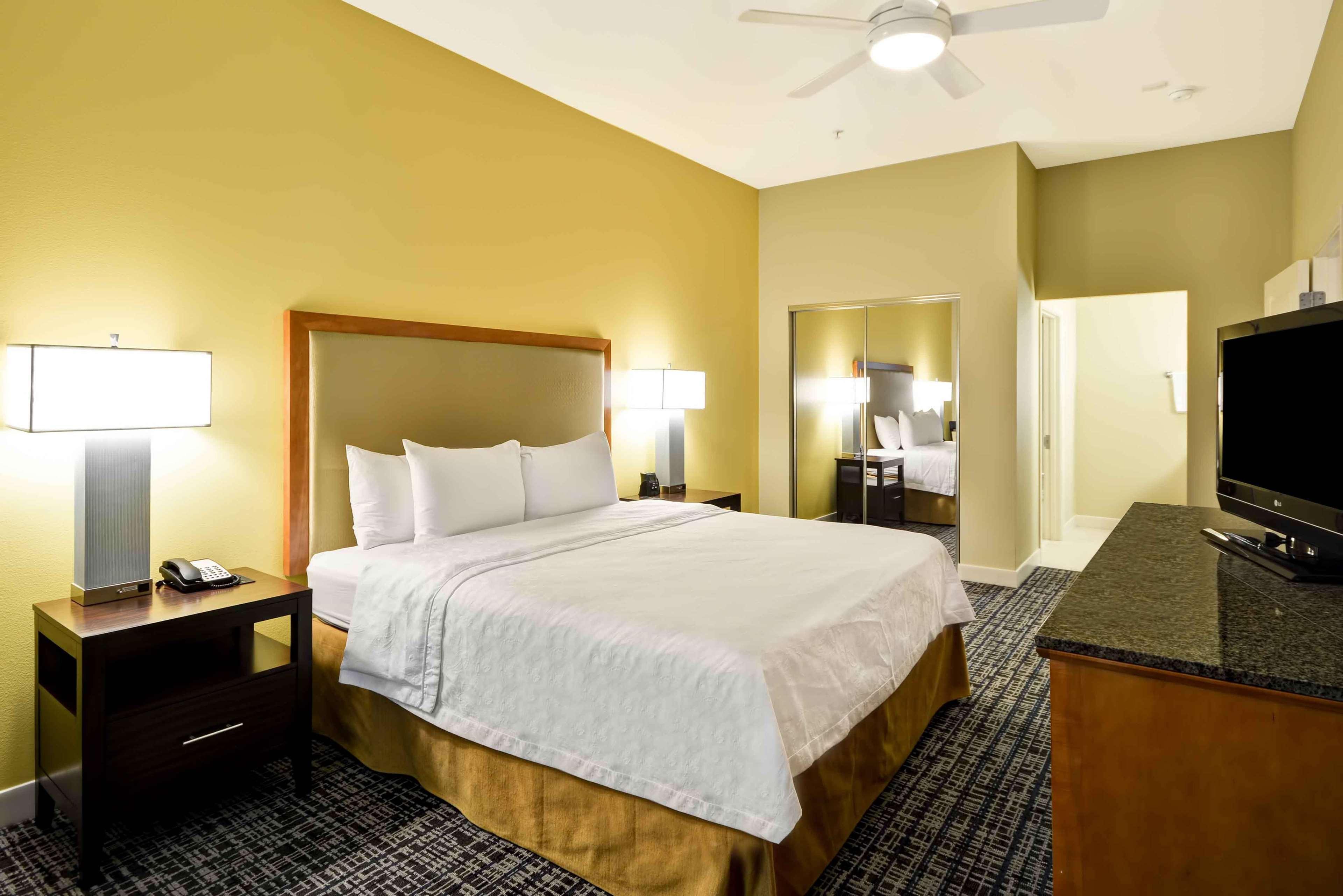 2 Bedrooms, Suite, King Bed, 2 Queen Beds, 2 Bathrooms