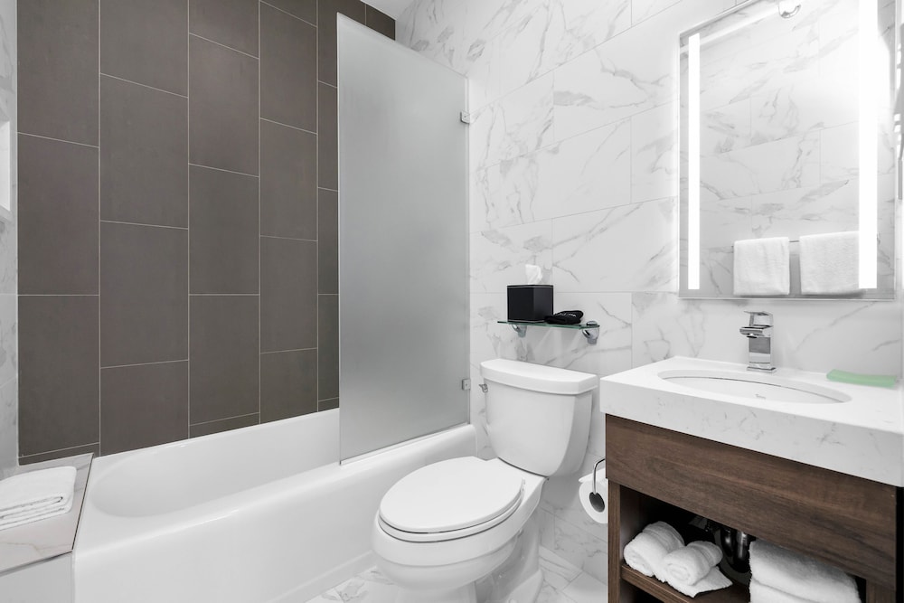 جناح بسرير كينج مع أريكة، Hotel 32One 2/5