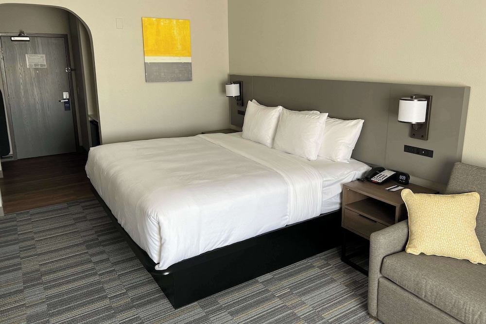 ROOM, KING BED, HOT TUB, ACCESSIBLE