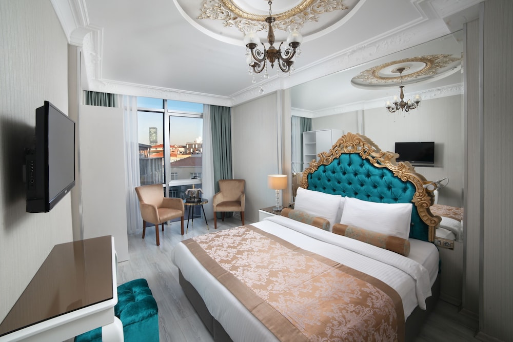 White Monarch Hotel 23/70