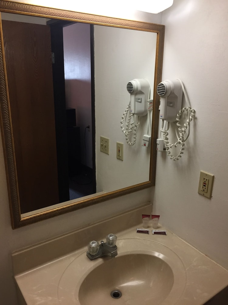 Luxury Inn &amp; Suites 18/26