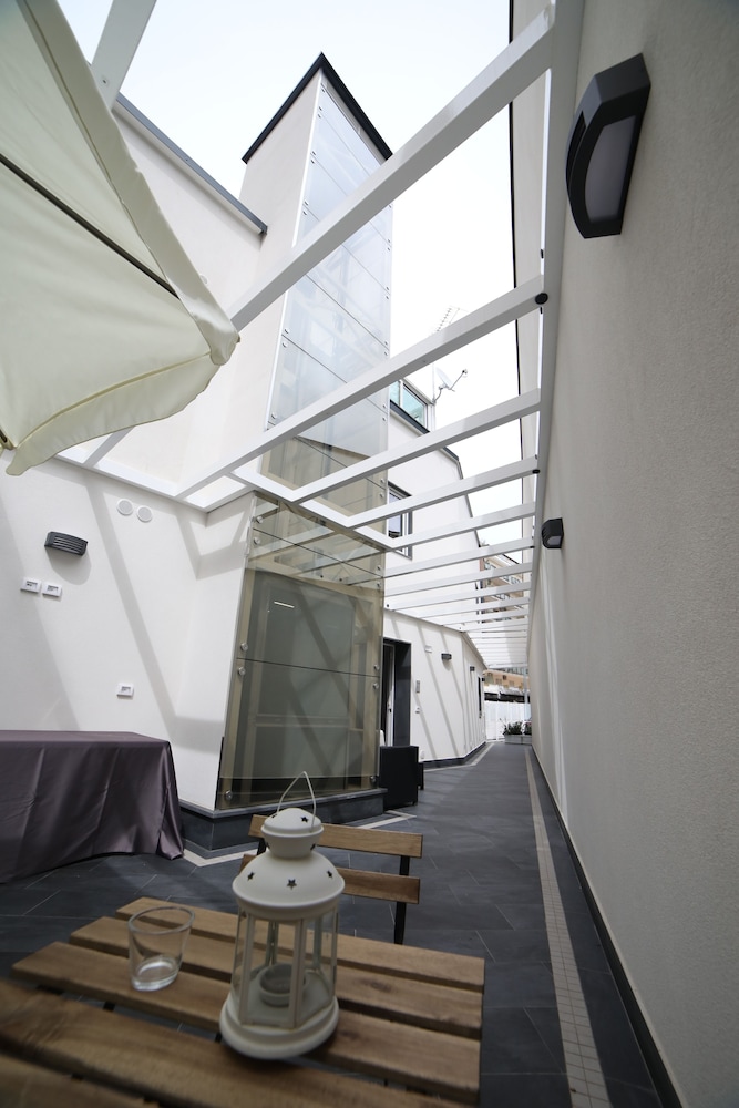 8 Room Hotel 54/80