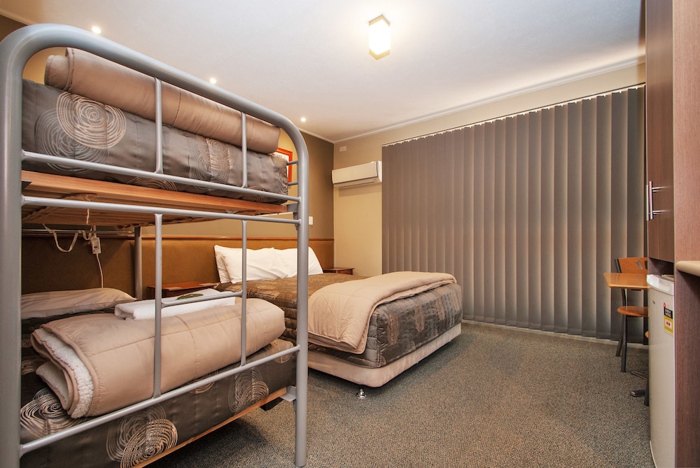 BRIGHT MOTOR INN 14/44