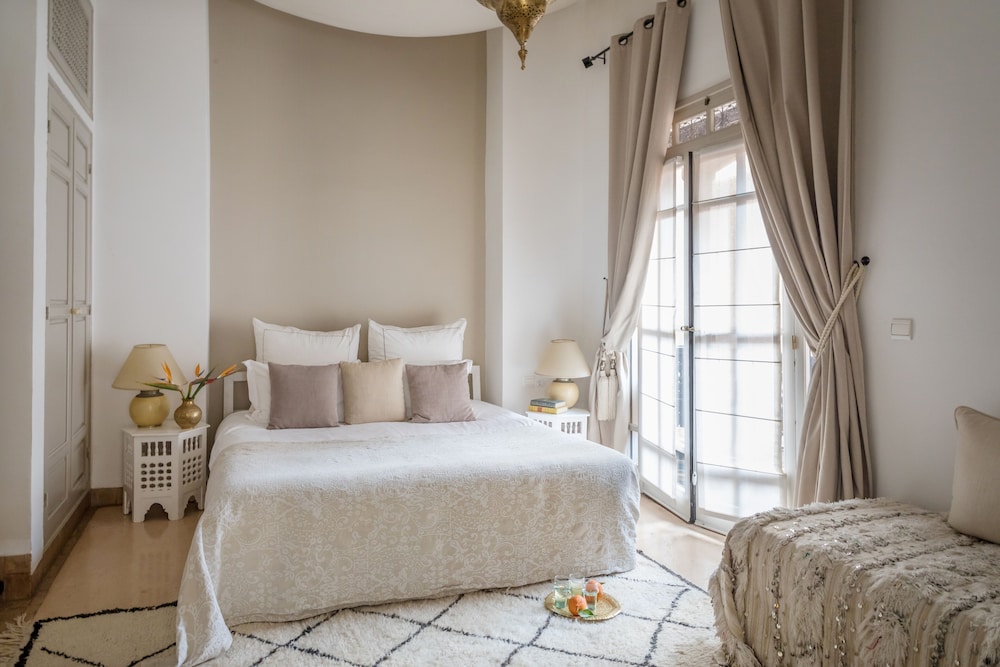 Junior Suite, King Bed, Side Beach View