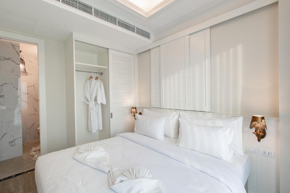 2 BEDROOMS, SUITE