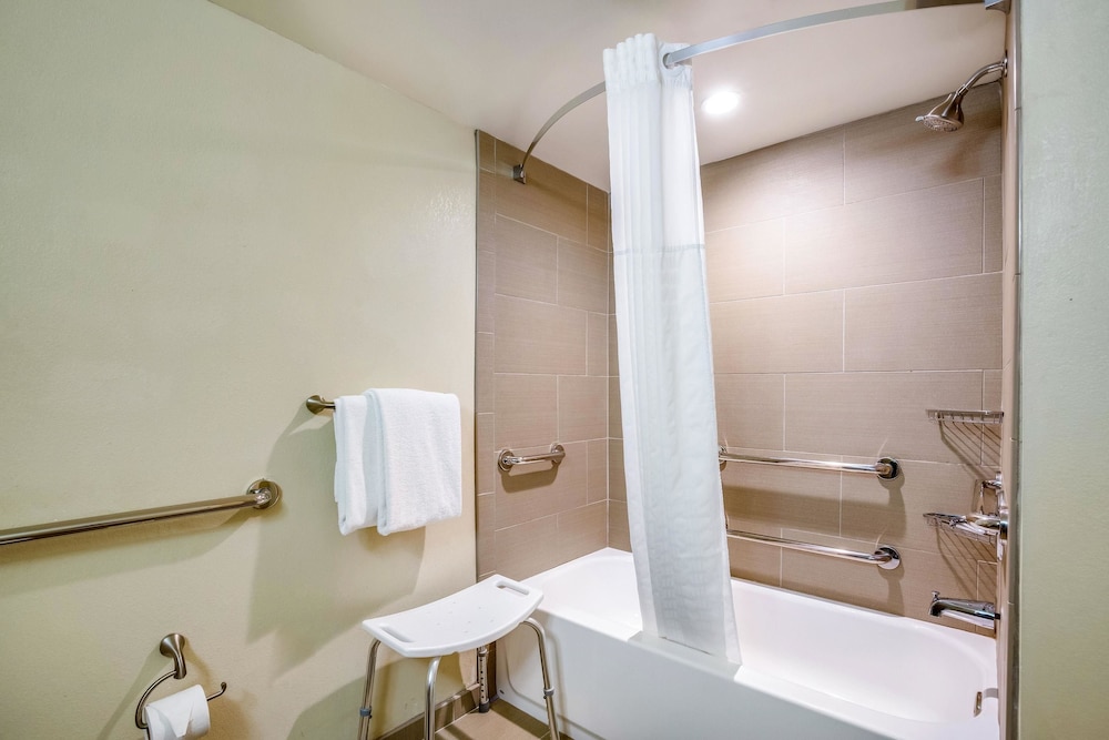 Comfort Inn Newport News VA 14/30
