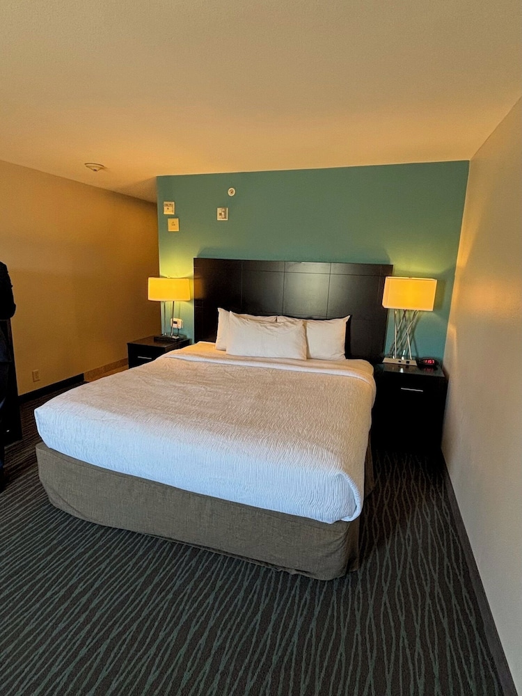 Ramada by Wyndham Burkburnett / Wichita Falls 22/65