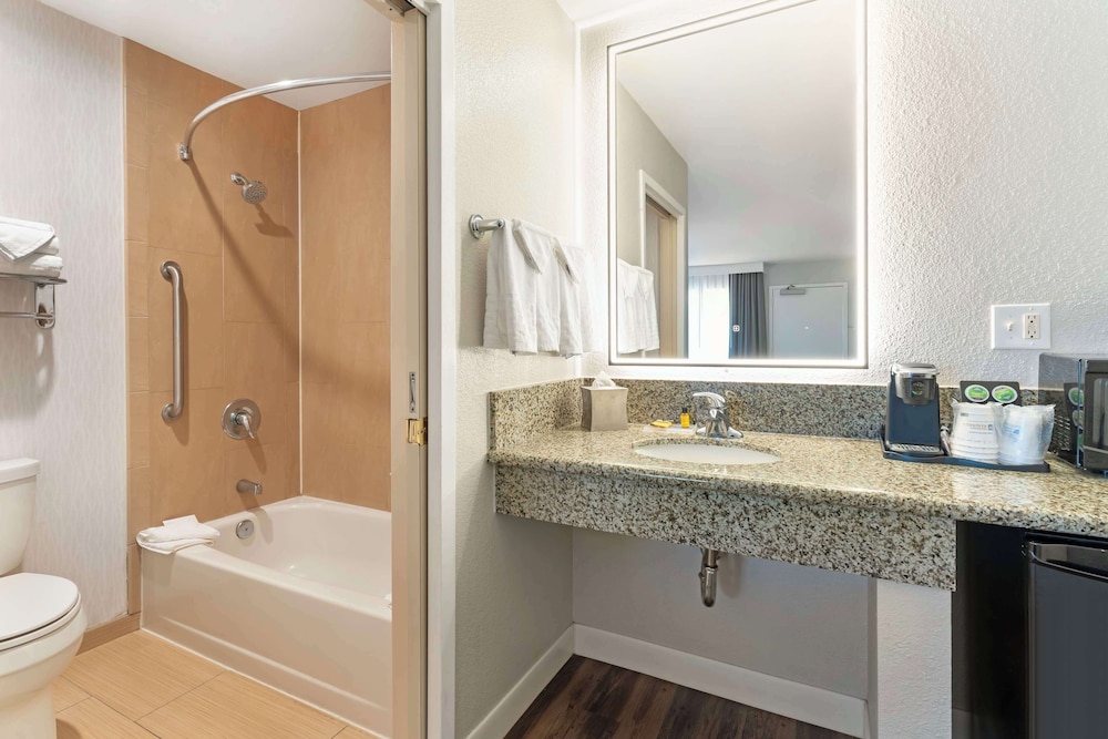 Best Western Plus Rancho Cordova Inn 60/63