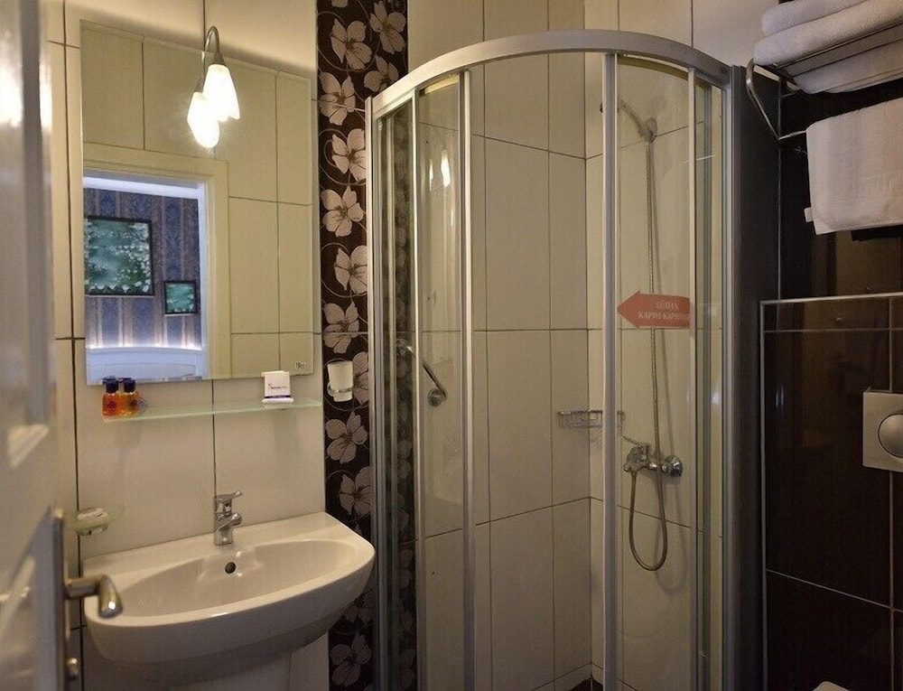 St Nicholas Park Hotel 25/26