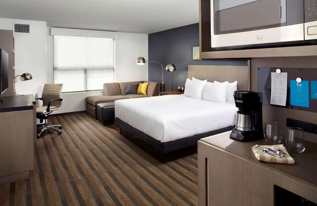 Guest Room, King Bed, Den, Accessible