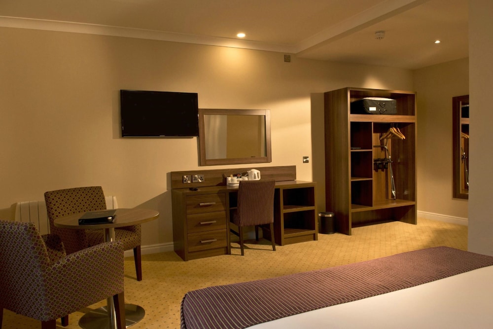Dillons Hotel 30/33