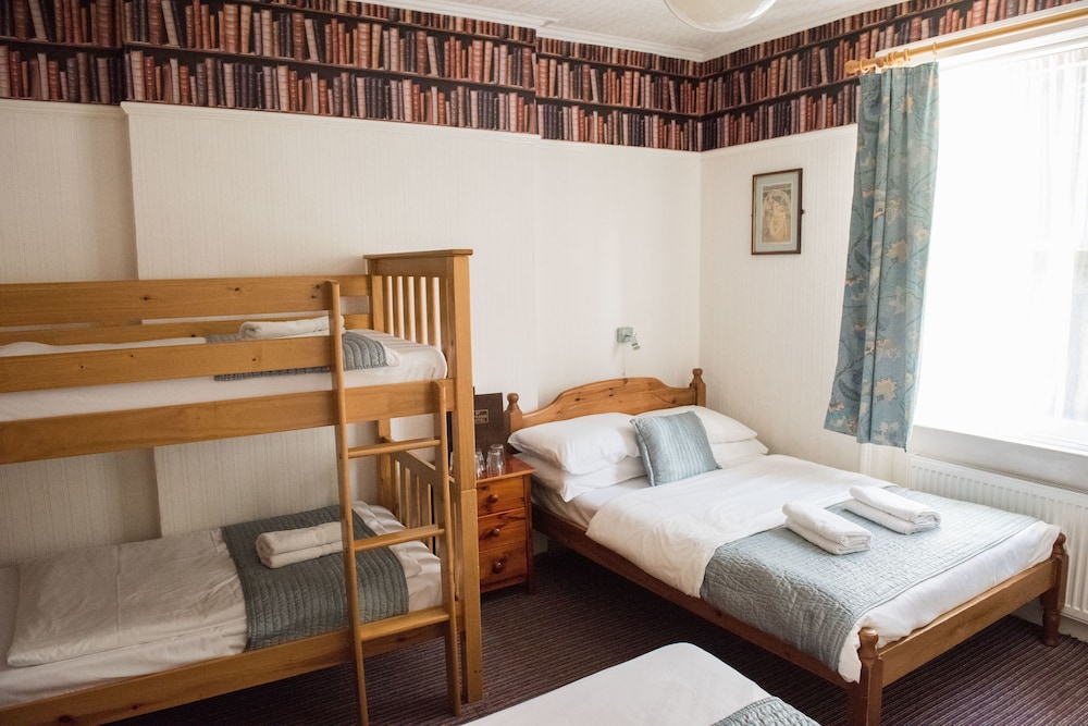 ROOM, 5 PEOPLE, SHARED BATHROOM