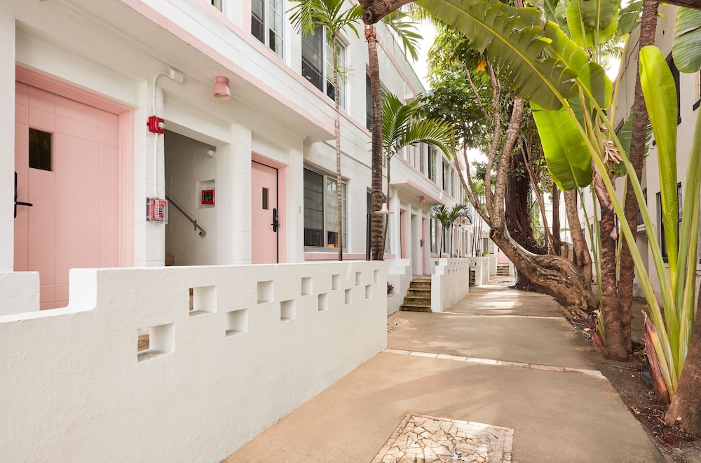 Villa Paradiso Hotel 56/58