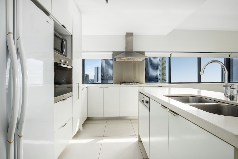 Ultra Broadbeach 6/72