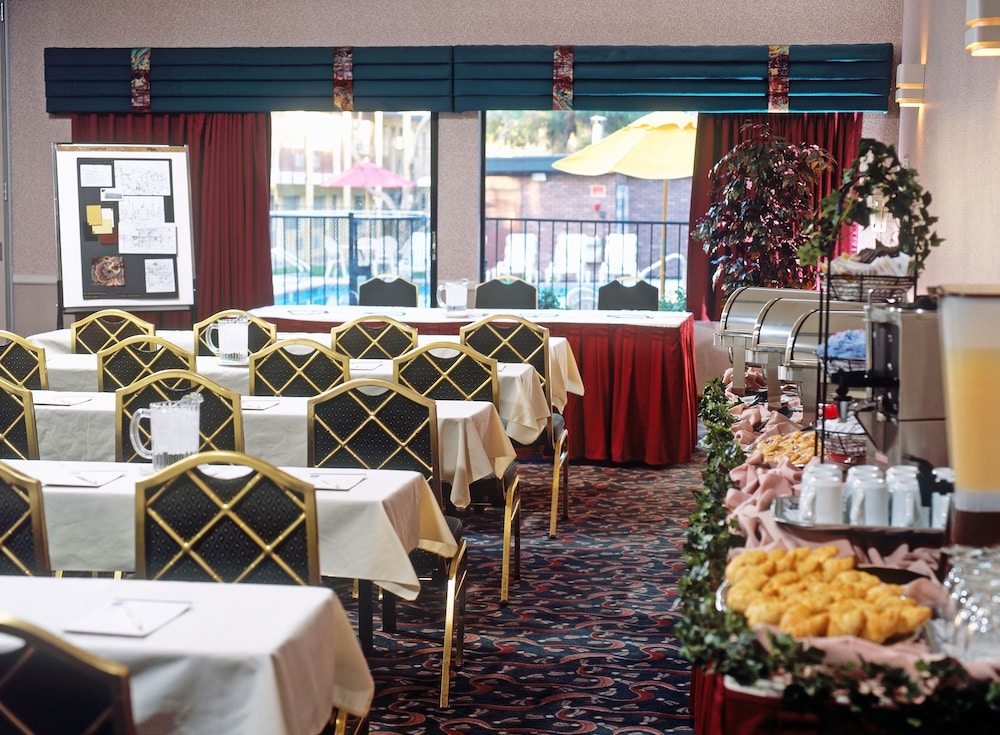Mardi Gras Hotel and Casino 32/36
