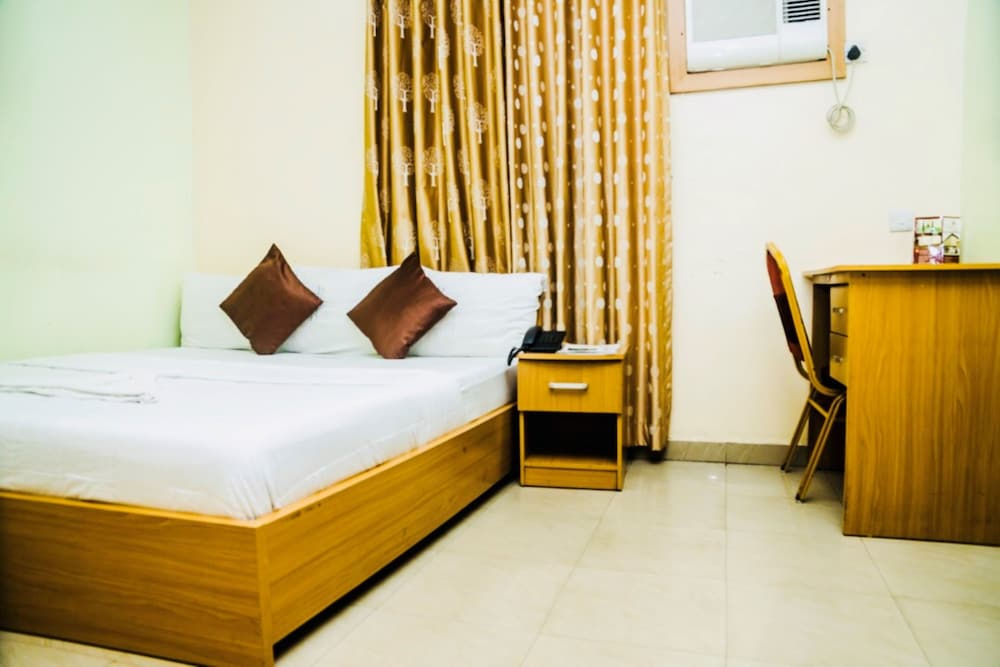 De Lawrence Court Suites 7/41