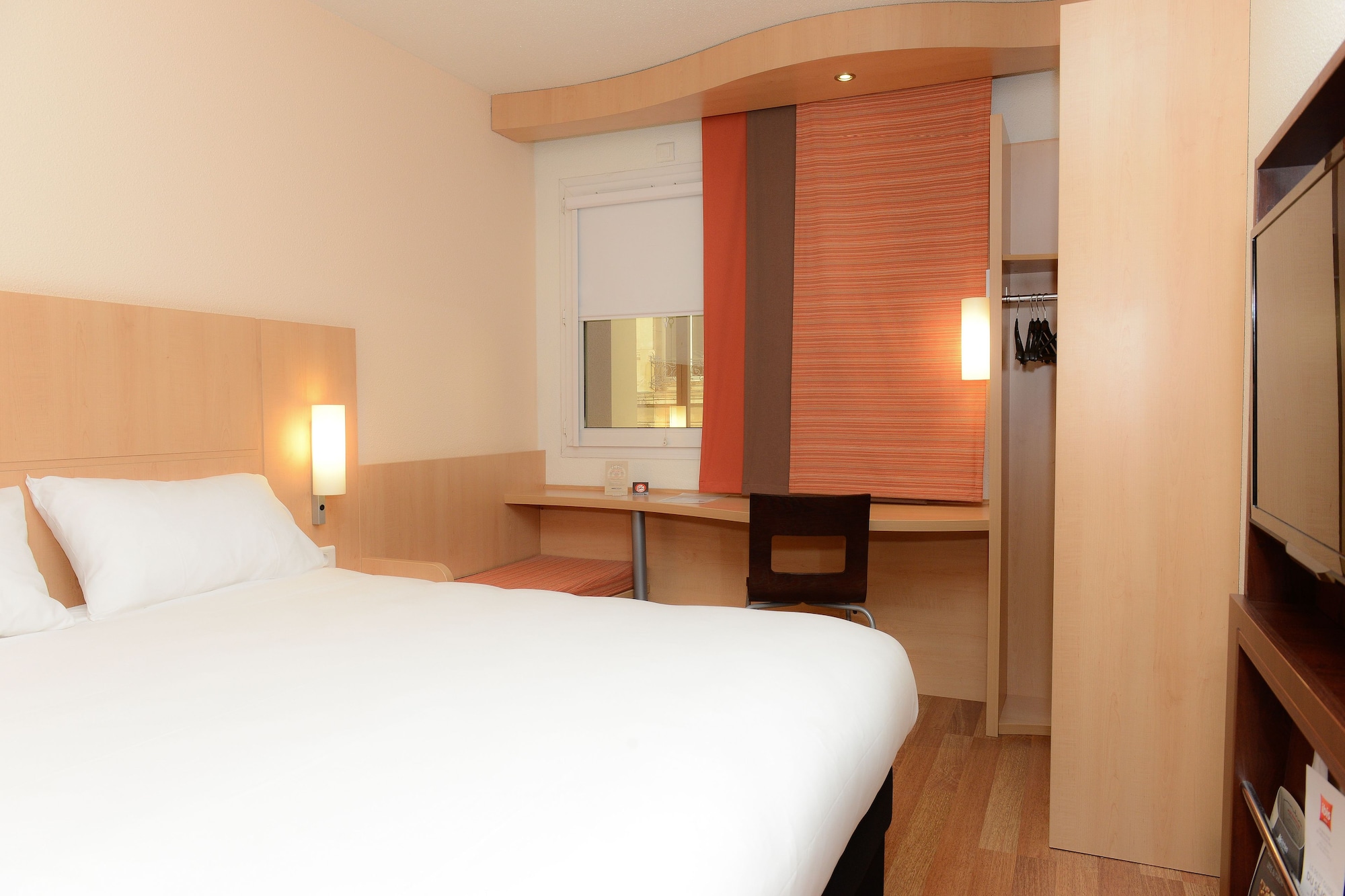 ROOM, DOUBLE BED