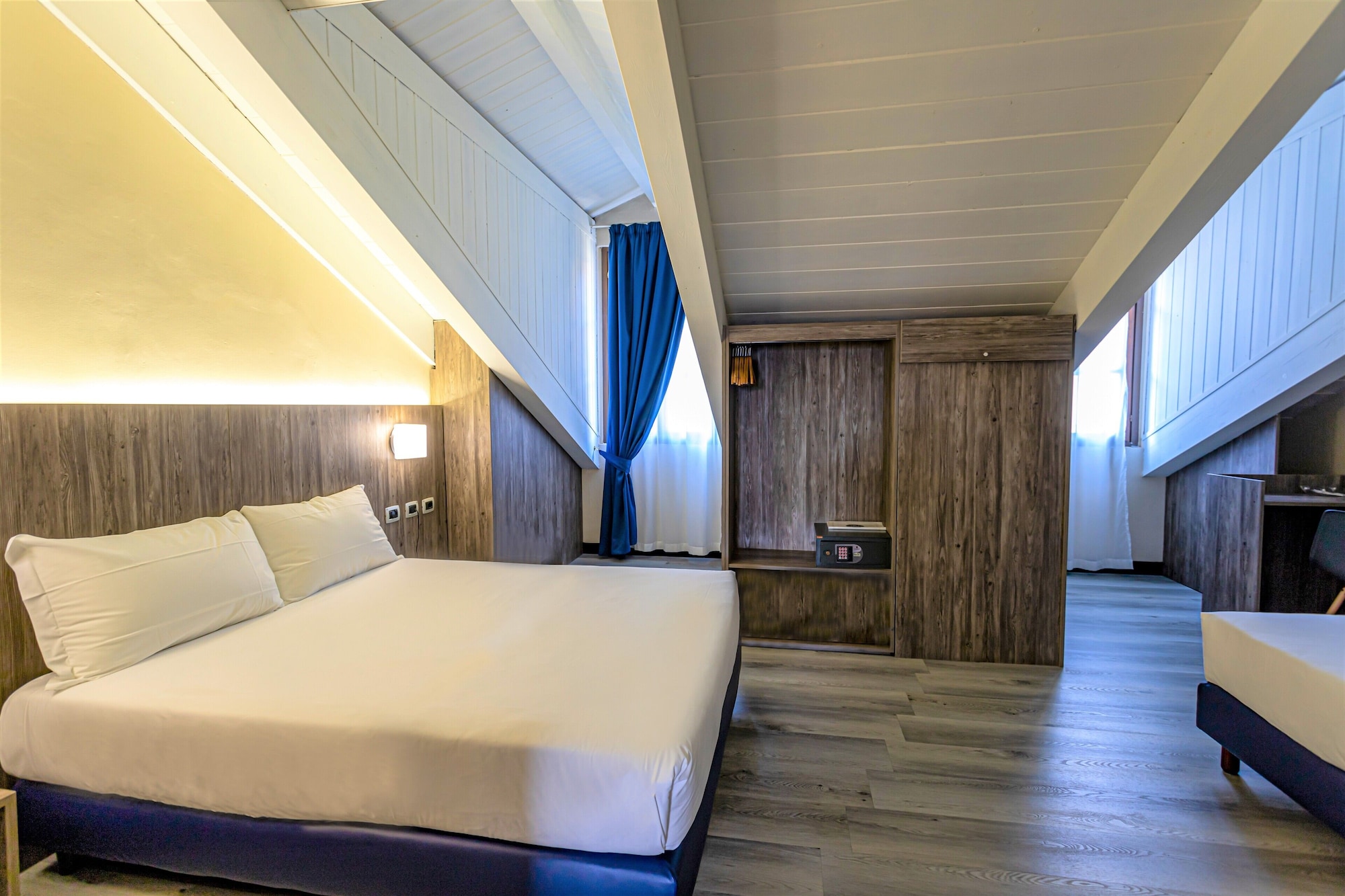 ROOM, TRIPLE
