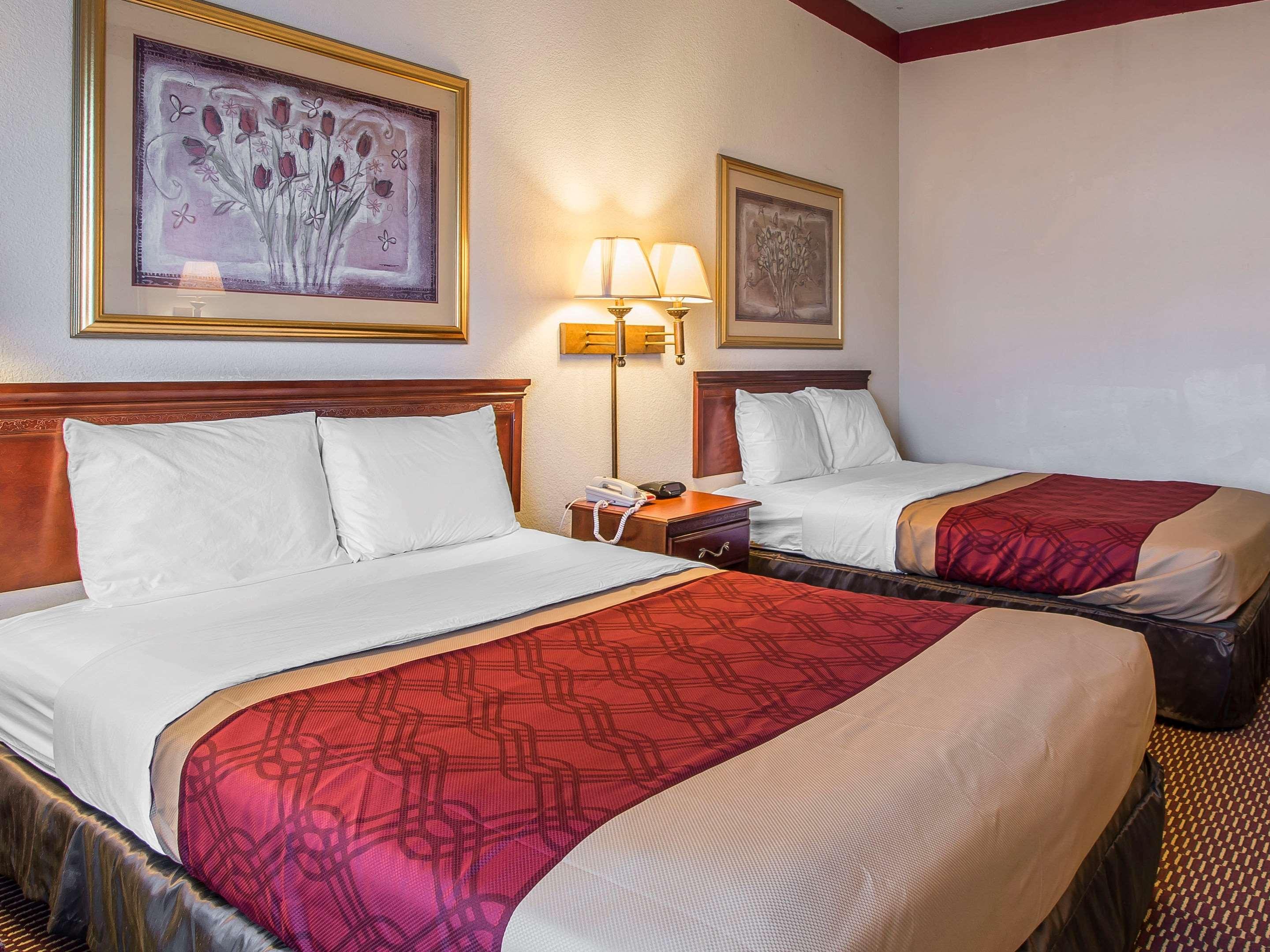 غرفة رباعية بسريرين كوين، Econo Lodge Inn And Suites Marianna 2/4
