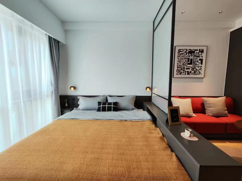 غرفة قياسية بسرير كوين مفردة بسرير كينج