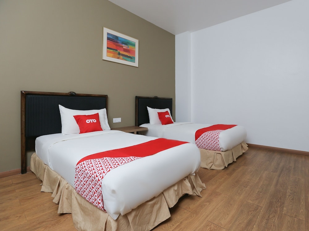 OYO 89915 East Mount Hotel 26/32
