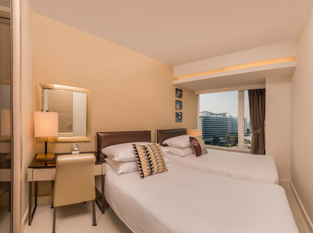 Kowloon Harbourfront Hotel 13/48