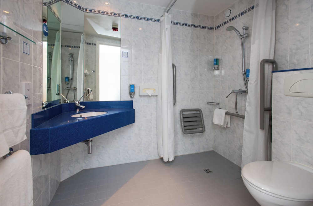Holiday Inn Express Newport 46/47