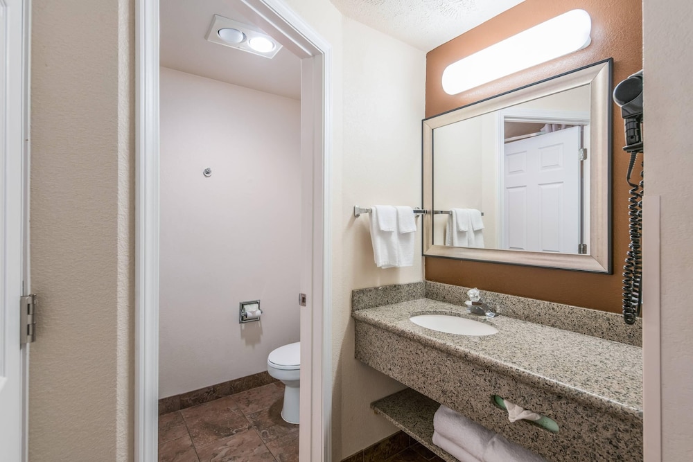 غرفة قياسية بسرير كينج، Quality Inn and Suites Downtown Walla Walla, WA 8/9