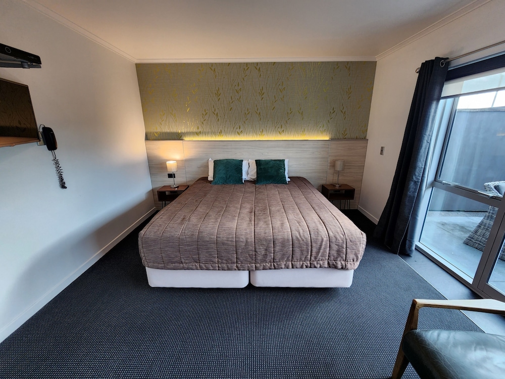1 BEDROOM, FAMILY SUITE, KITCHENETTE