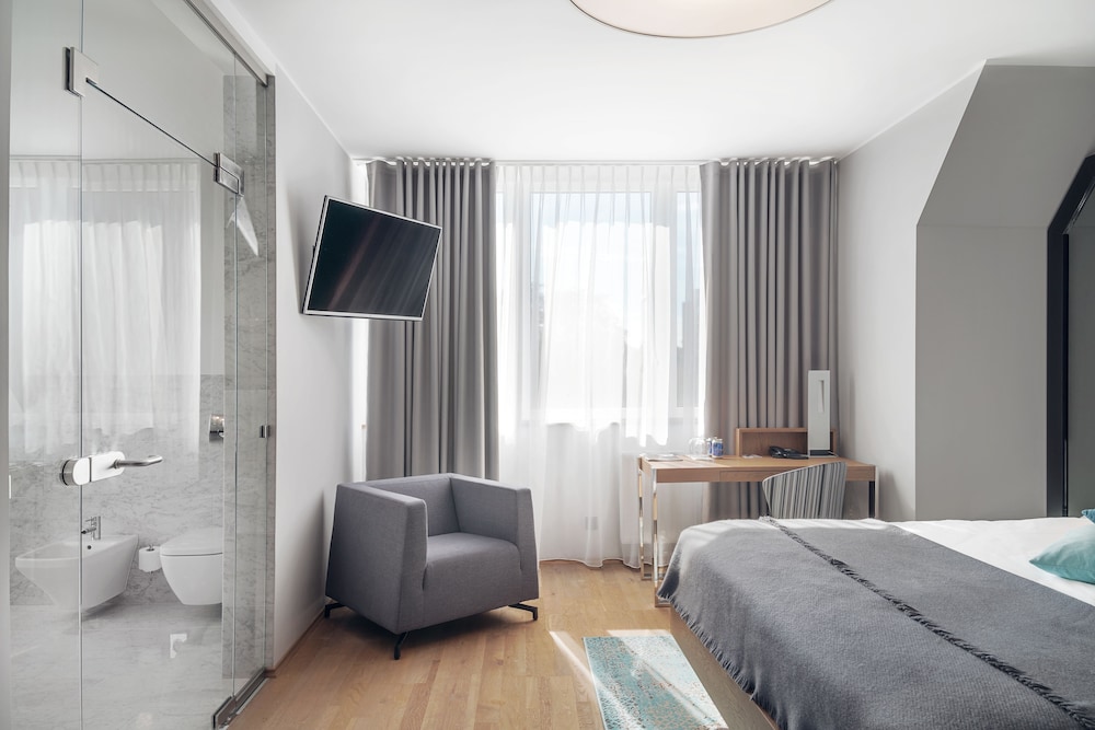 1 BEDROOM, APARTMENT, TERRACE