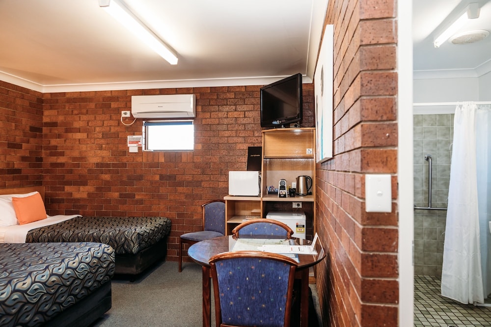 Country Pathfinder Motor Inn 29/47