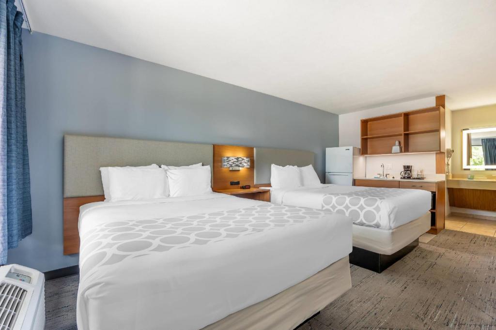 EFFICIENCY, 2 QUEEN BEDS