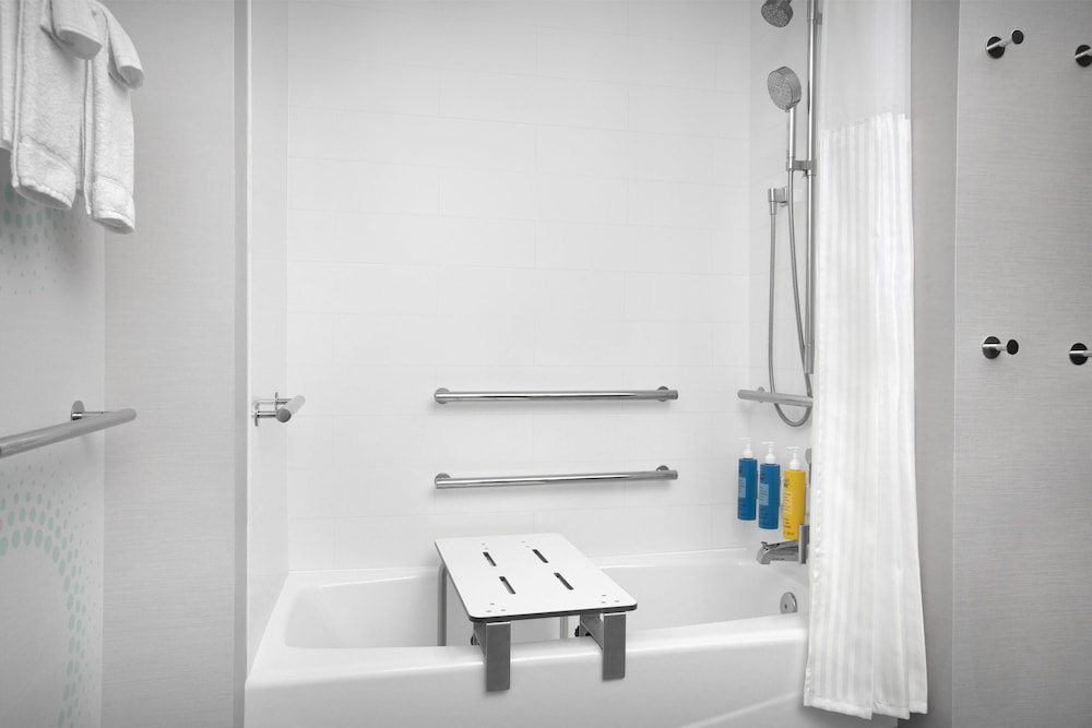 Tru by Hilton Midland East 36/39