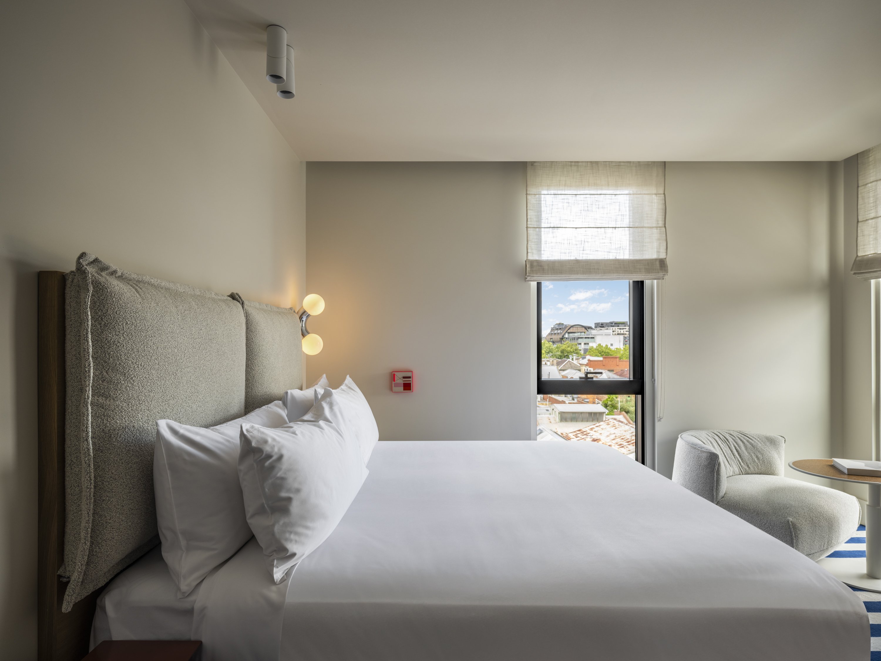 DELUXE, KING BED
